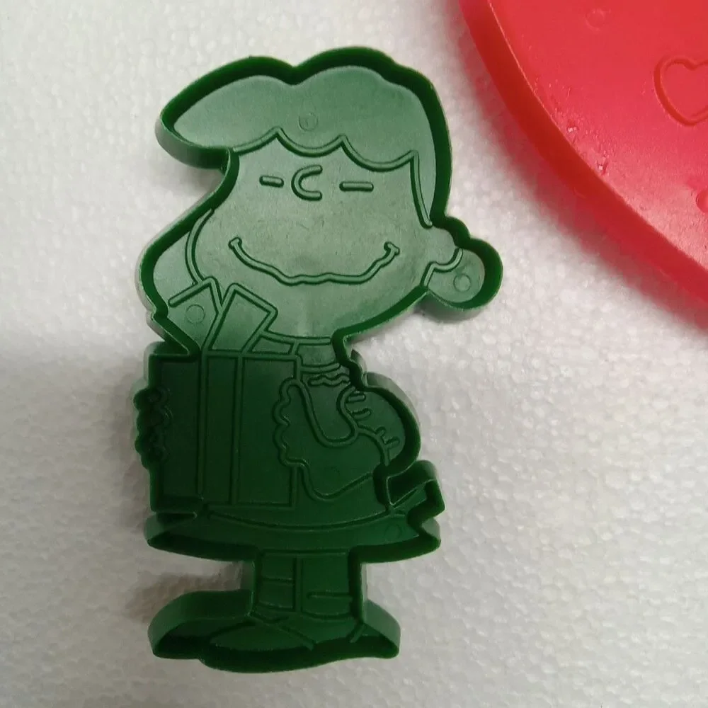 Vintage LOT OF 4 SNOOPY COOKIE CUTTERS Peanuts Plastic  lot 3